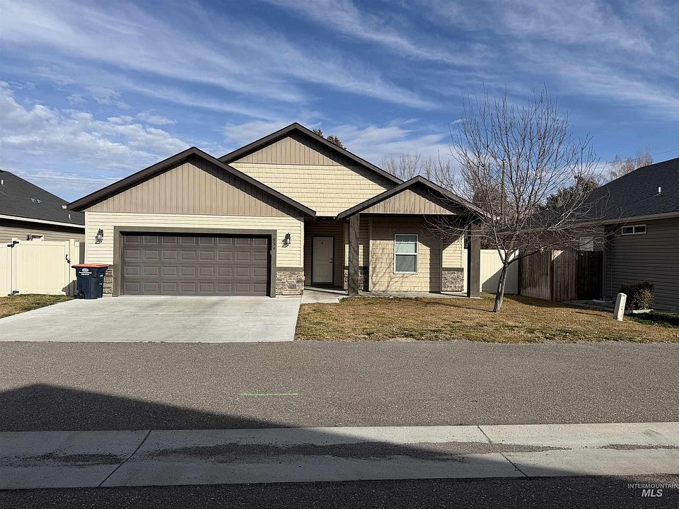1st image of 934 Americana Cir