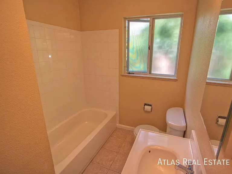 2435 S Corona St — Photo 27