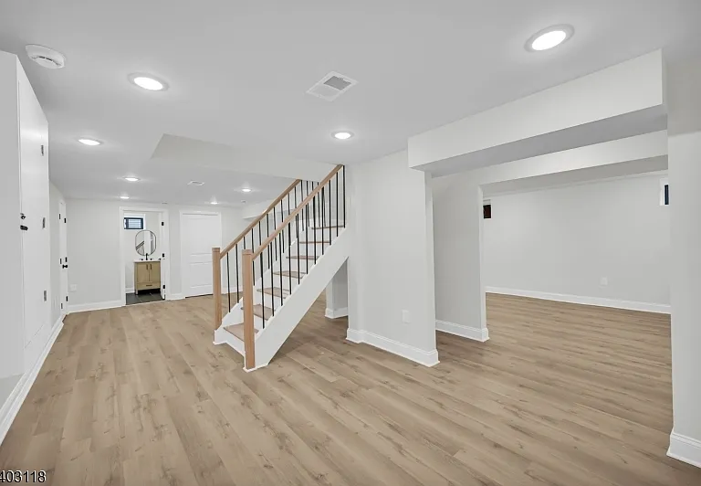 85 Kings Rd — Photo 37