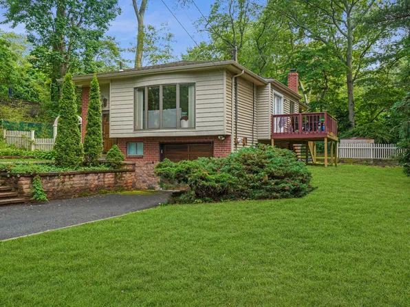 6 Sycamore Place, Smithtown, NY 11787