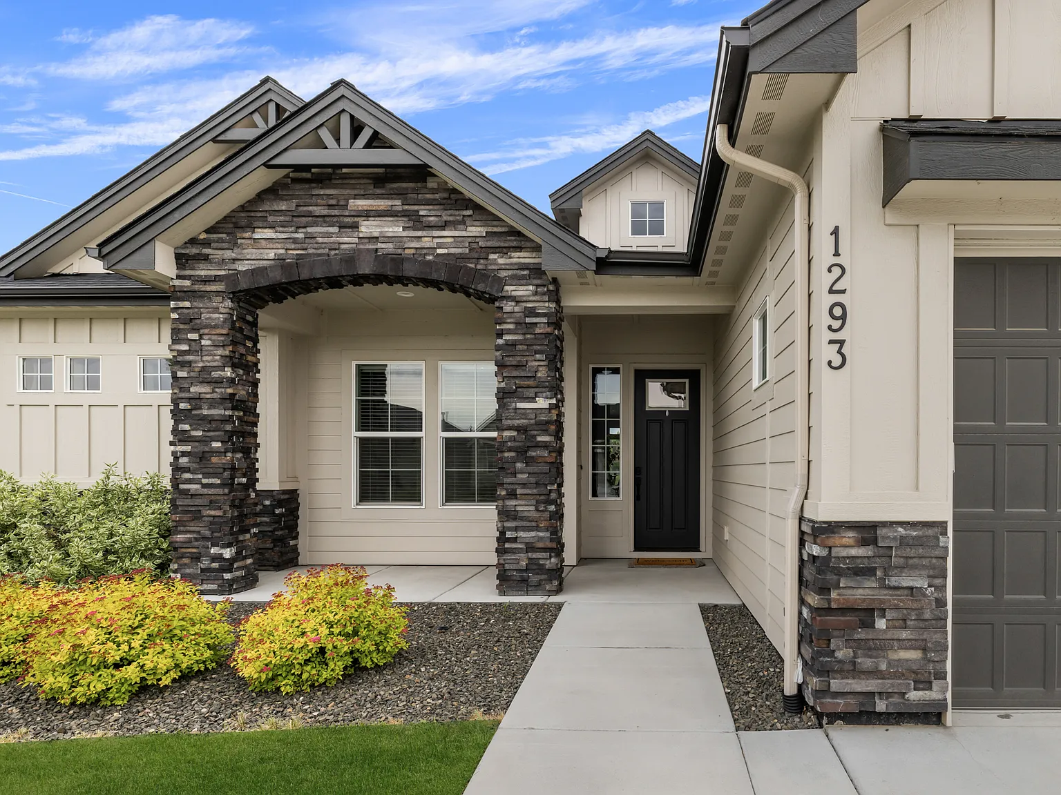 4 bed, 2.5 bath, 2304 sqft, $8,500 — Photo 4