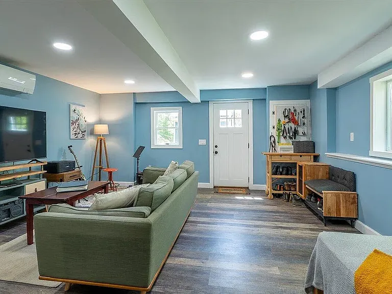 1st floor offers addtional sleeping area