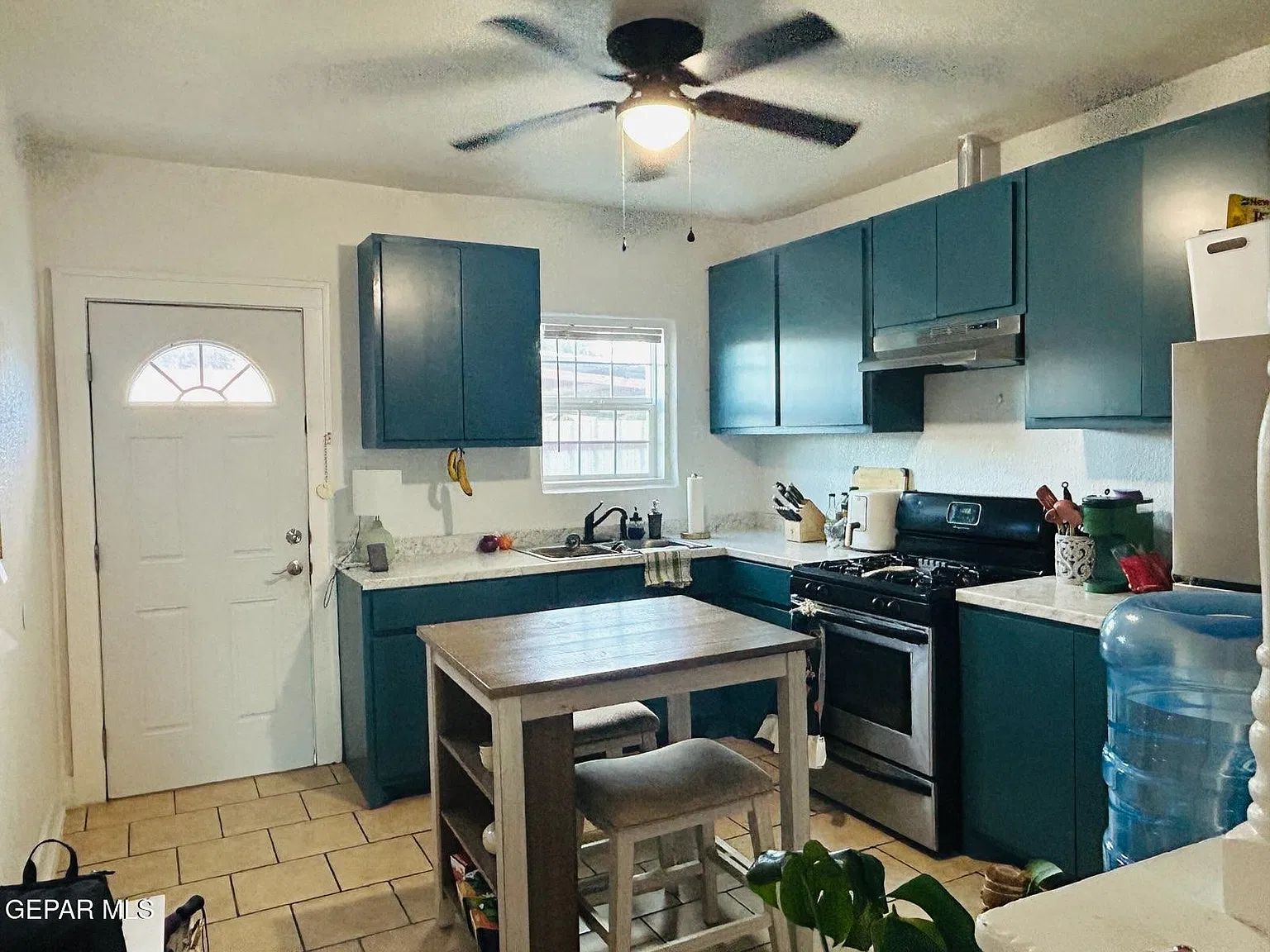 2 bed, 1.0 bath, 713 sqft, $995 — Photo 2