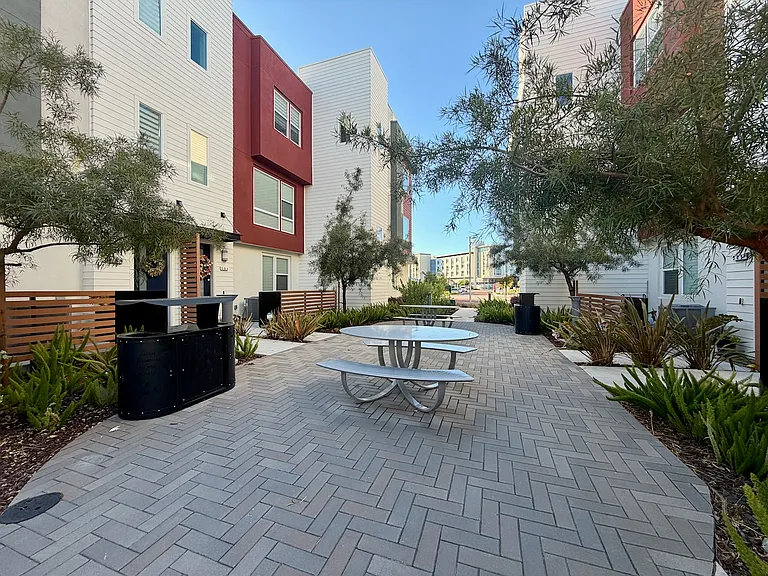 561 Pilgrim Dr — Photo 35