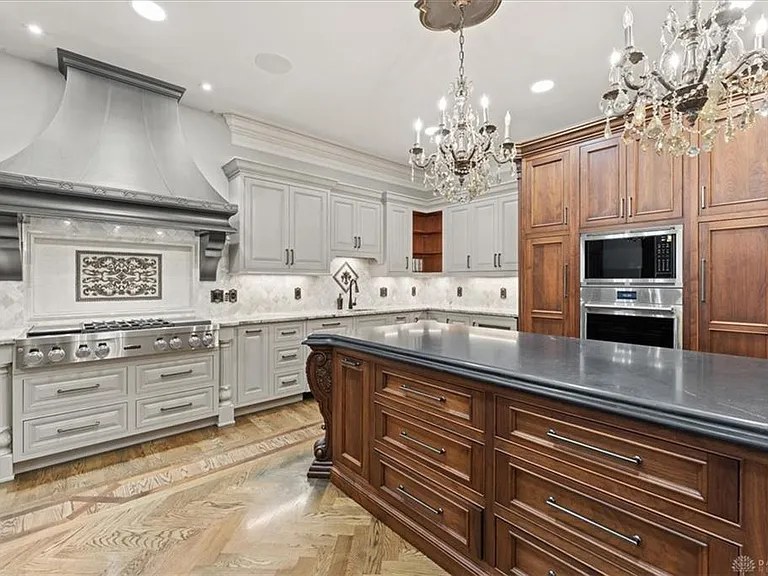 9020 Whisperinghill Dr — Photo 48