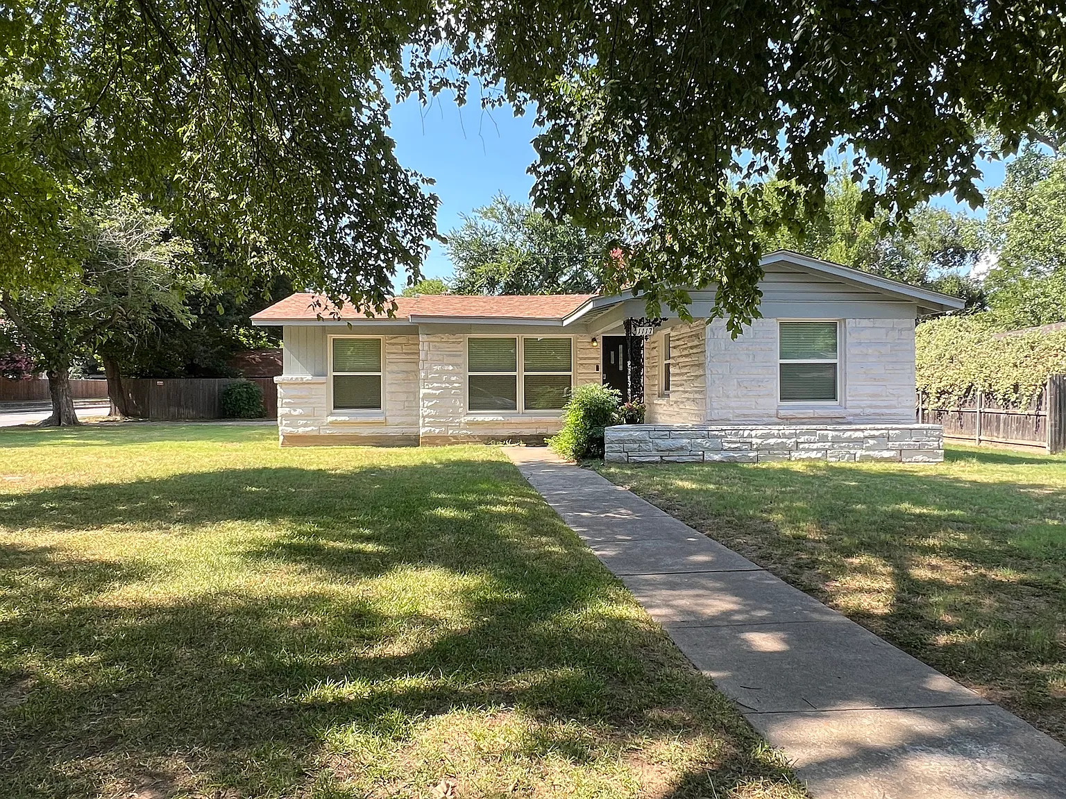 3 bed, 1606 sqft, $2,495 — Photo 2