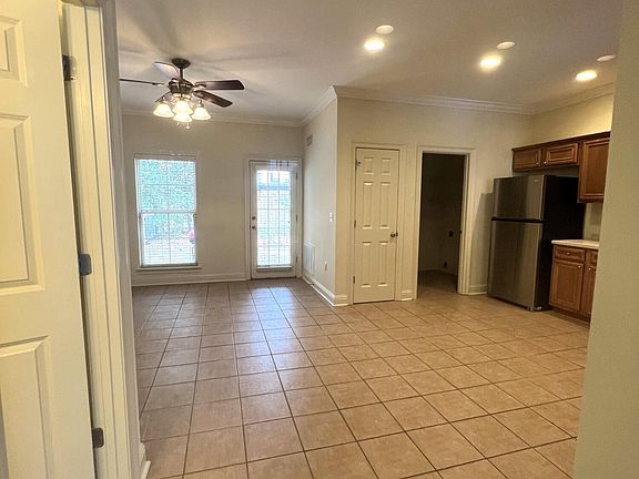 4th image of 928 Jefferson Dr