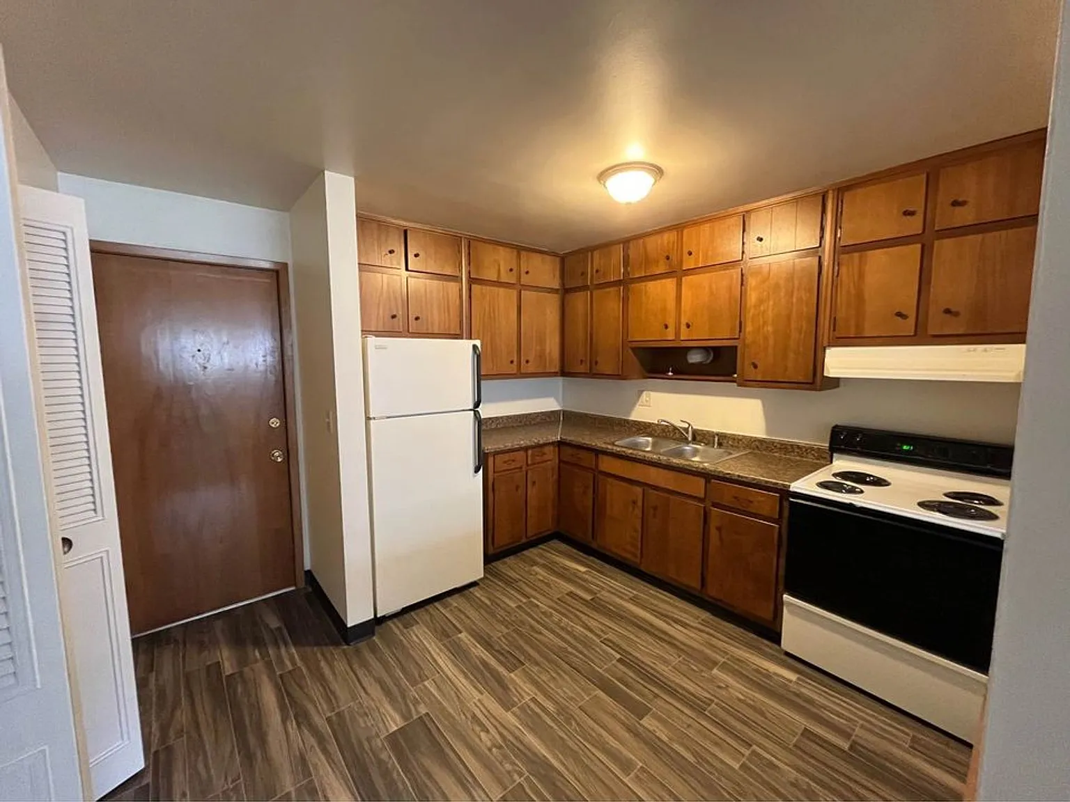 Phalen Apartments on Maryland! — Photo 3