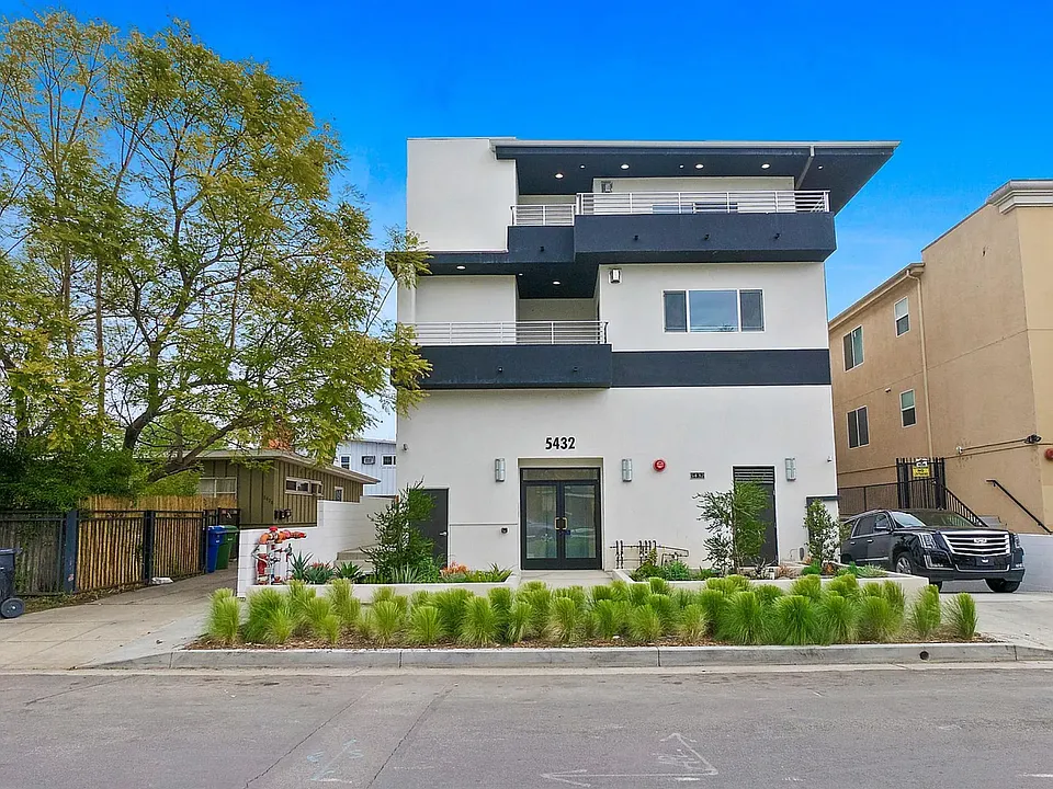 5432 Hermitage Ave #302
