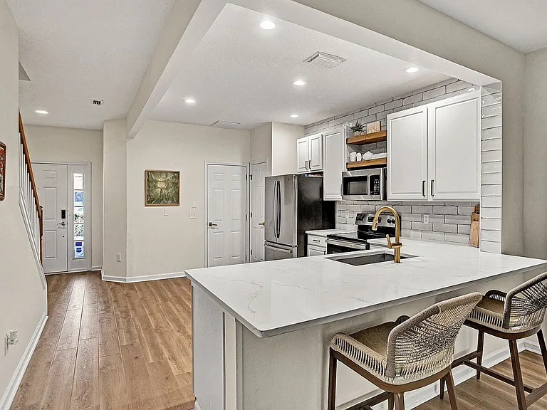 13255 Stone Pond Dr — Photo 2