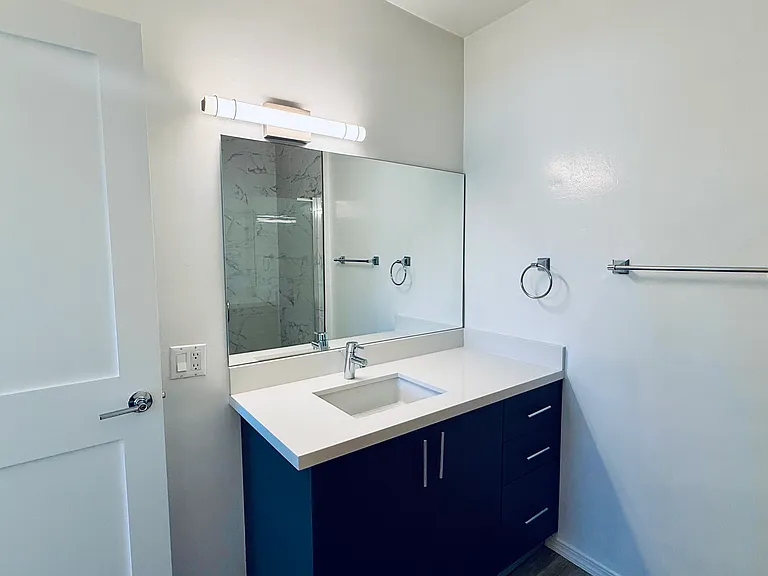 2031 N Beachwood Dr #22 — Photo 13
