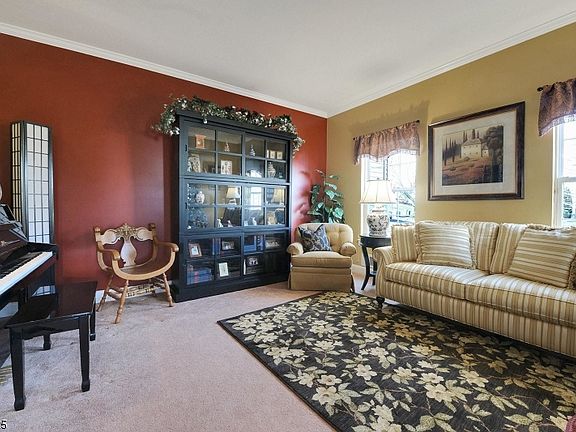 3rd image of 323 Pinnacle Dr