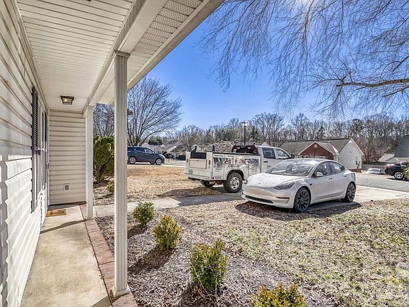 3rd image of 1412 Bells Knox Rd