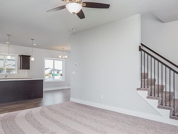 5th image of 300 6th St NE