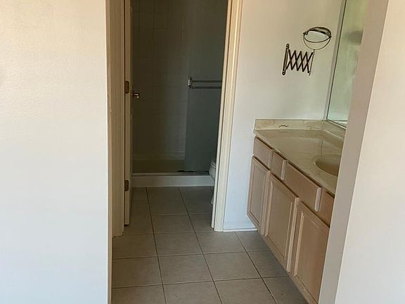 5th image of 905 Enfield Dr #1