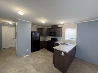 27 W Manor St, Oxford, MI 48371