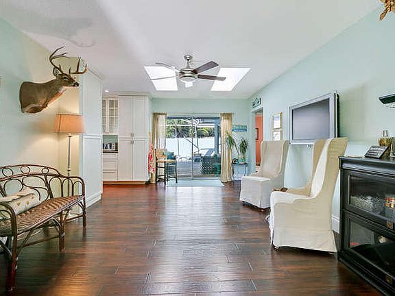 3rd image of 110 River Dr