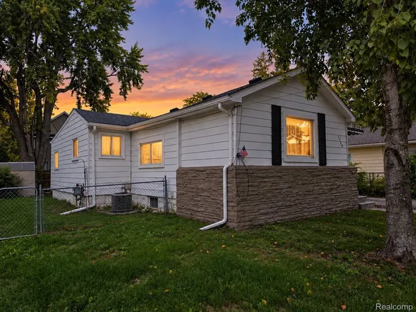 1754 Beechmont St, Keego Harbor, MI 48320