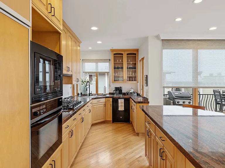 121 Marine Pl — Photo 15