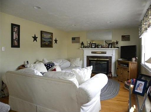 4th image of 12 Elizabeth Ln