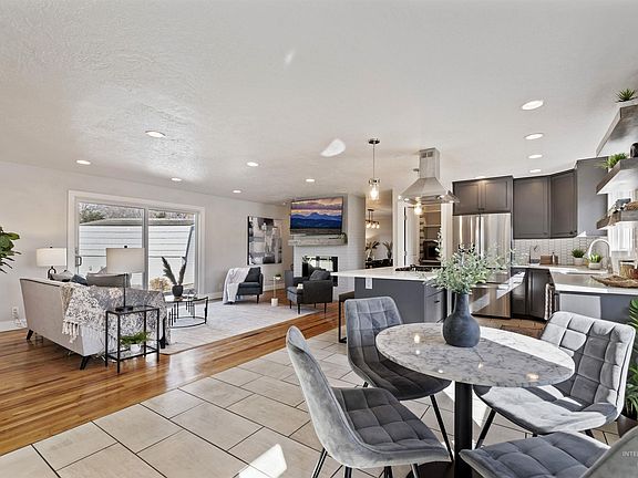 3rd image of 809 S Palmwood Dr