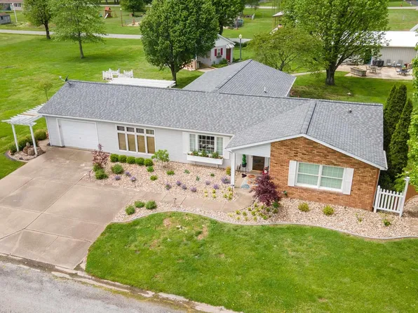 24 Karen Dr, Christopher, IL 62822