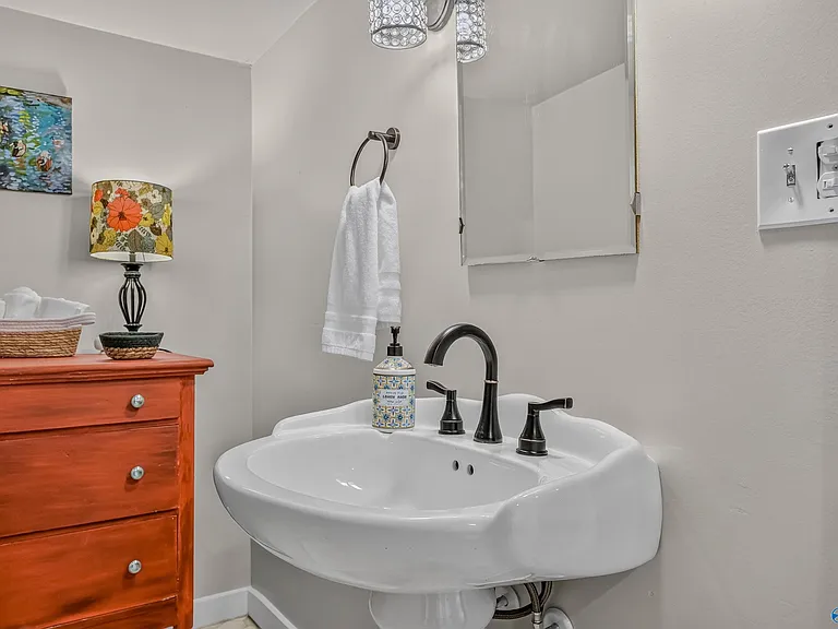 1231 Oshaughnessy Ave NE — Photo 24