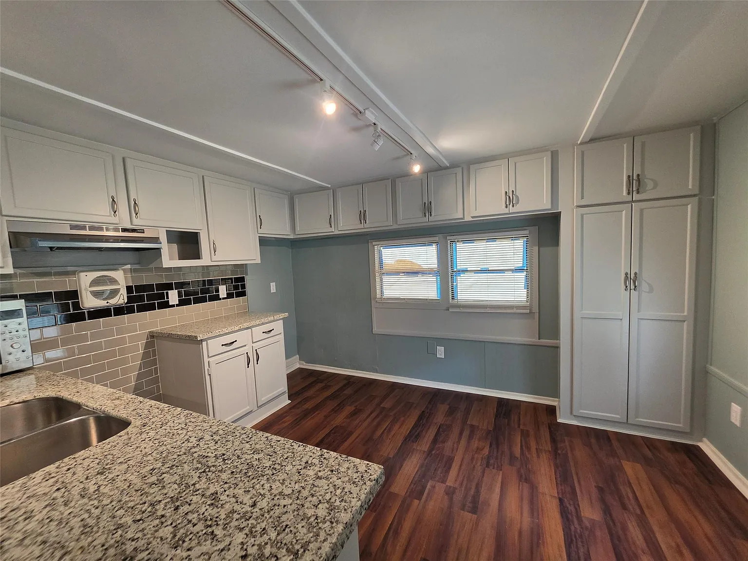 2 bed, 1.0 bath, 728 sqft, $1,225 — Photo 3