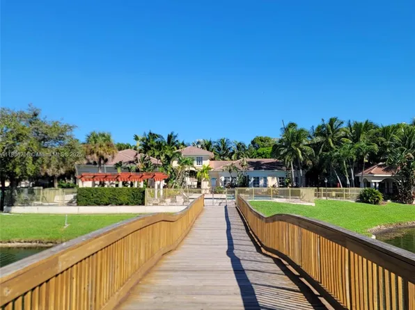 2564 Centergate Dr APT 204, Hollywood, FL 33025