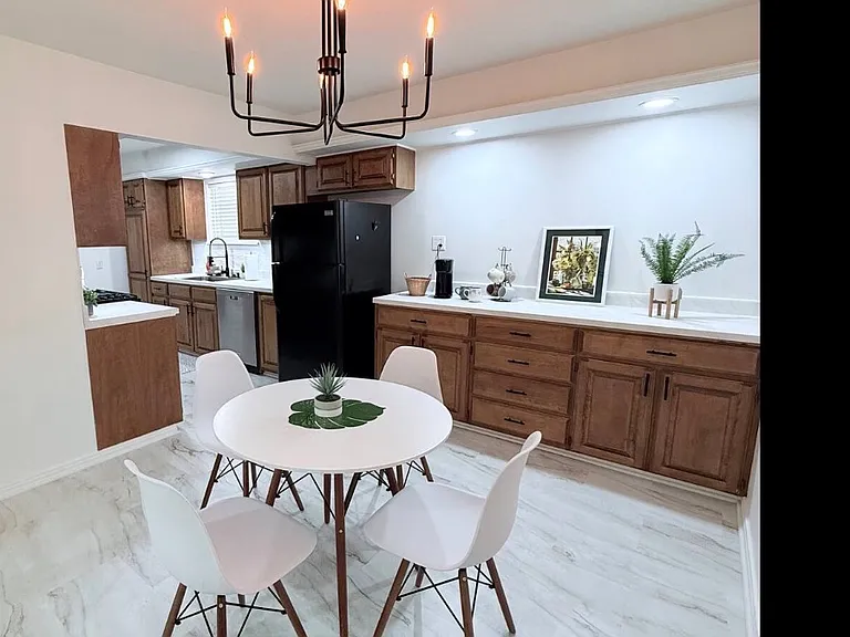 2216 Crestwood Dr — Photo 4