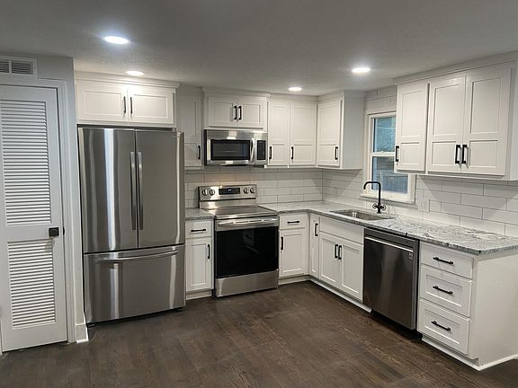 Beautiful new kitchen with stainless steel appliances, granite counter tops and custom kitchen cabinets