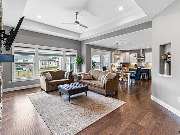 4th image of 990 Grouse Ct
