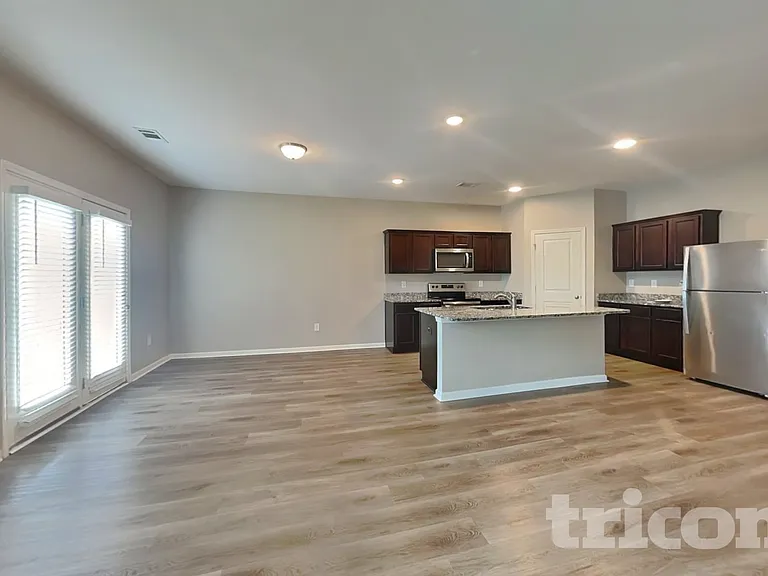 1942 Hudson Dr — Photo 3