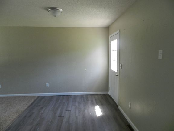 3rd image of 15304 Temple Ln