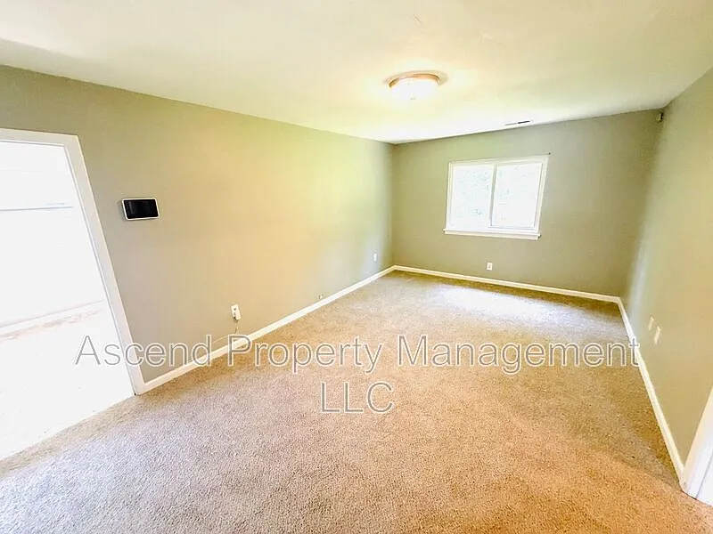 3 bed, 1.0 bath, $1,400 — Photo 4