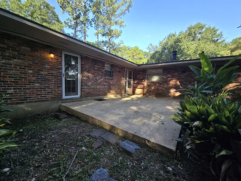 111 Easthaven Rd — Photo 24