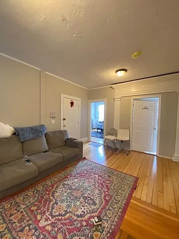 5 bed, 1.0 bath, 1340 sqft, $4,400 — Photo 2