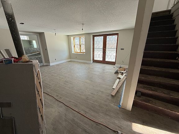 5th image of 373 Arlington Ave W