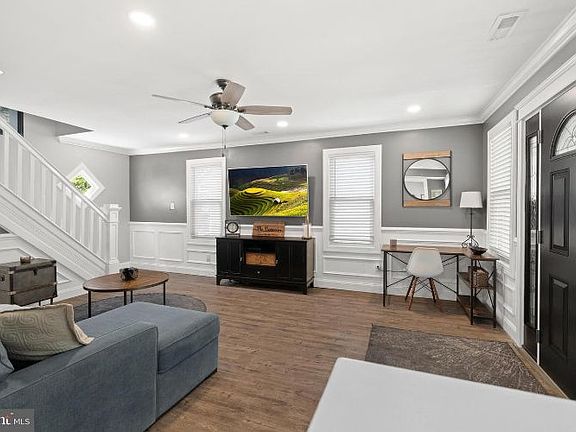 3rd image of 324 W Graisbury Ave