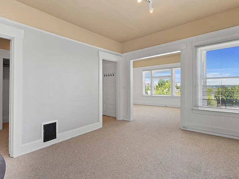 1 Bedroom with den close to SW! Walking distance to Providence Park! — Photo 22