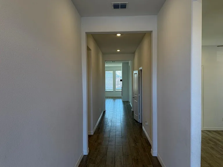 2521 Birchcrest Dr — Photo 2