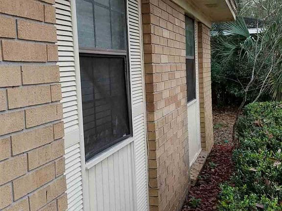 3rd image of 827 Barrie Ave