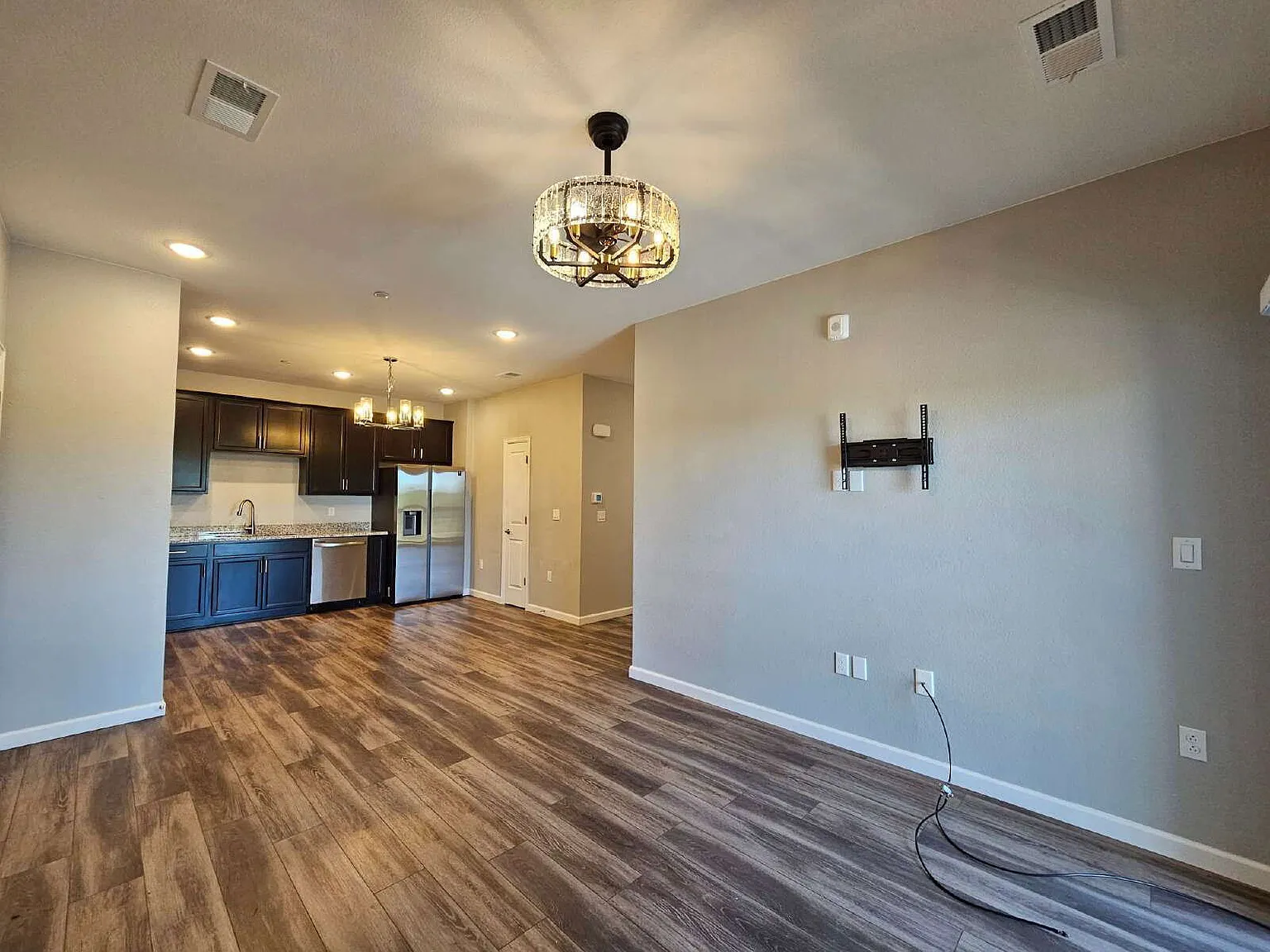 2 bed, 2.0 bath, 824 sqft, $1,495 — Photo 3