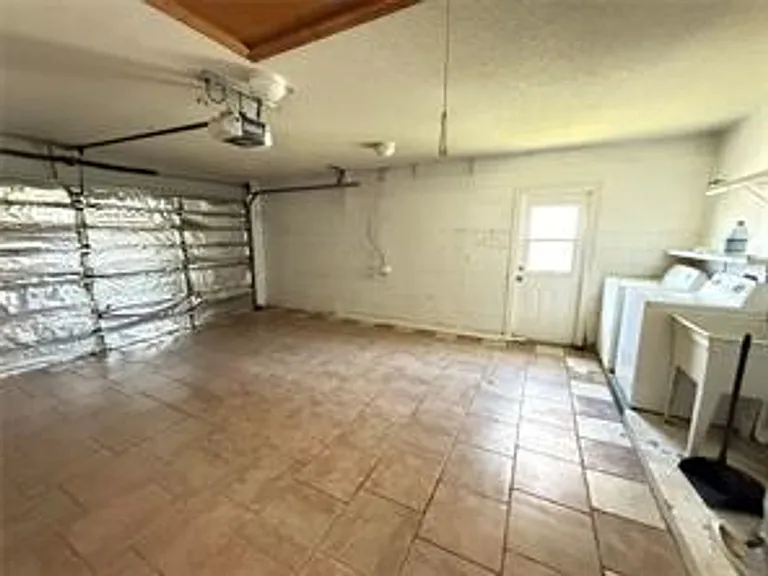 724 Versailles Ln — Photo 10