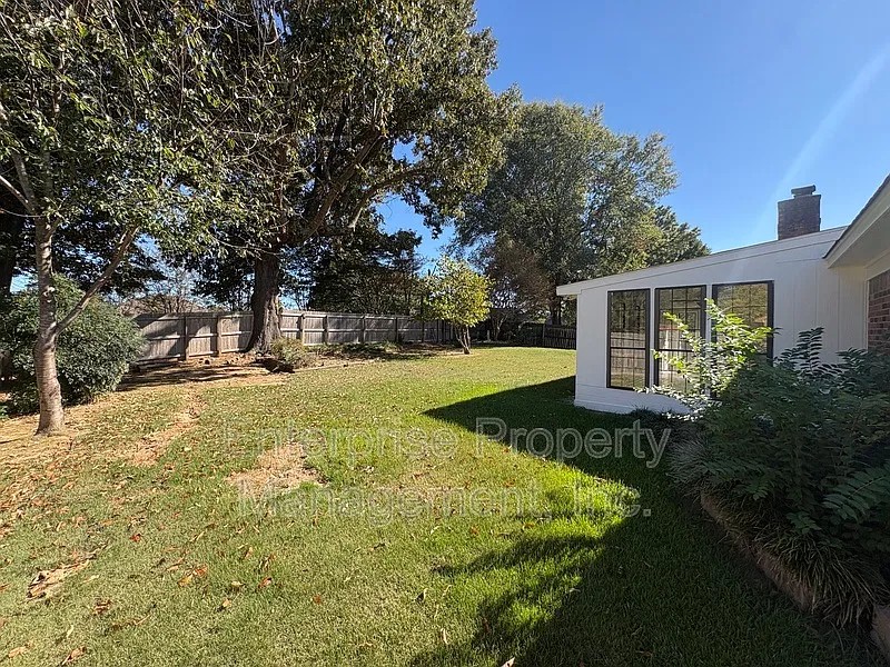 3 bed, 2.0 bath, 1897 sqft, $2,095 — Photo 4
