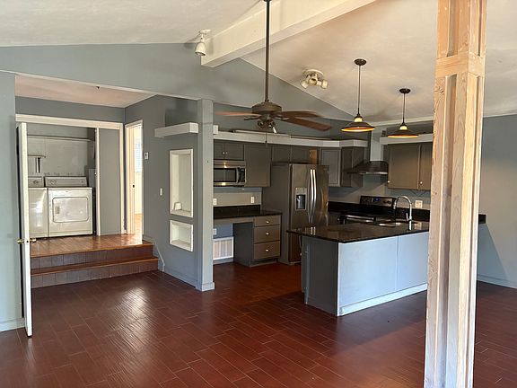 4th image of 310 Camelia St