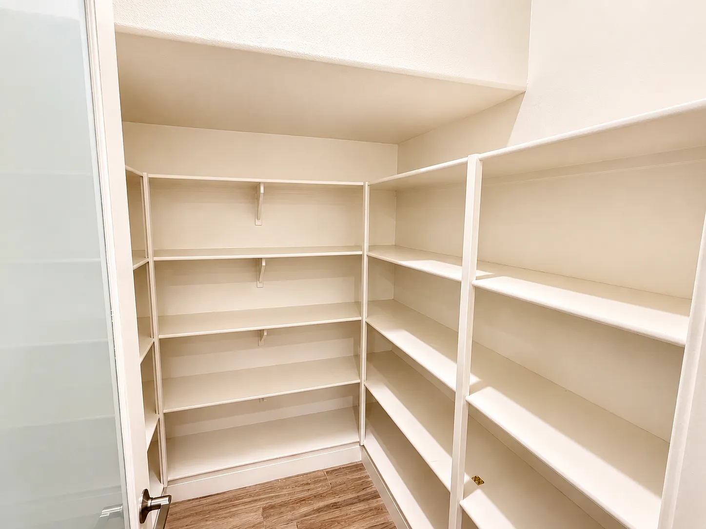 3 bed, 1941 sqft, $4,999 — Photo 4