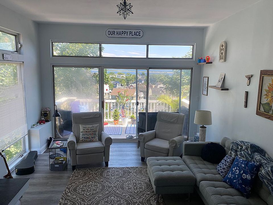 Step-down Living Room w/FP