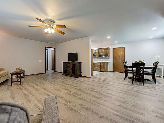 5th image of 701 Park Dr