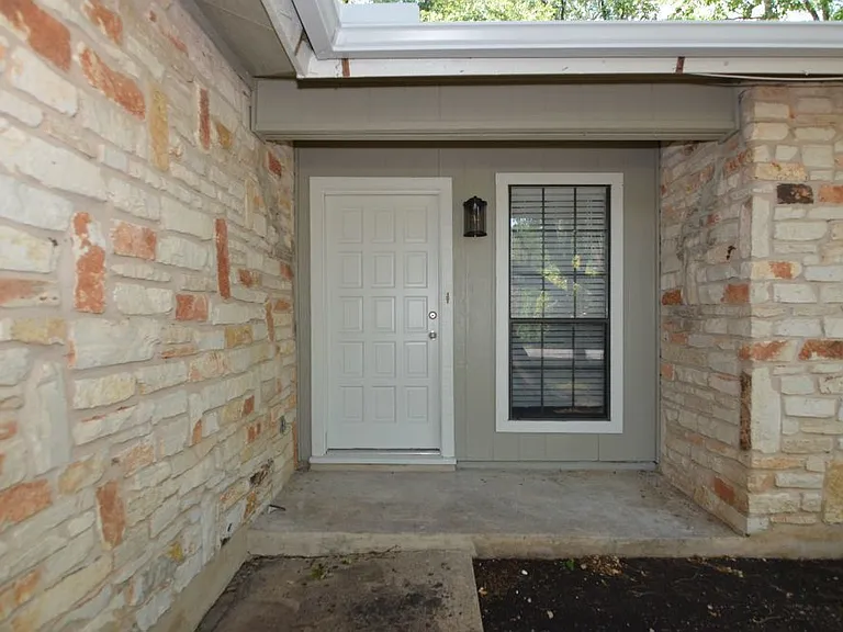 203 County Glen St — Photo 2
